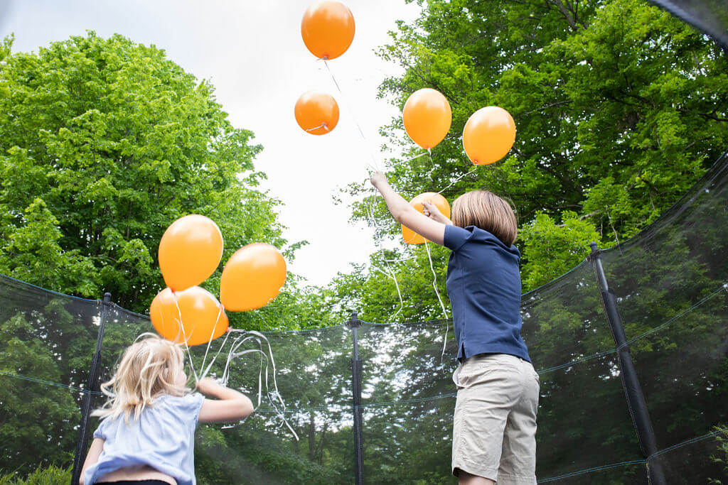 Kinder mit Luftballons